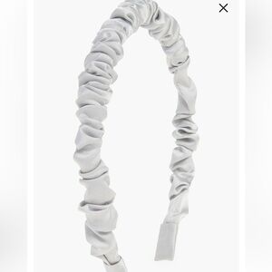 Sina Ruched Headband Metallic silver
L. Erickson